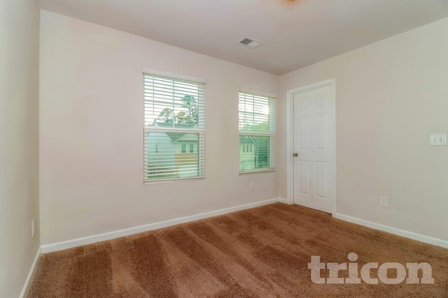Building Photo - 2888 McKenzie Dr