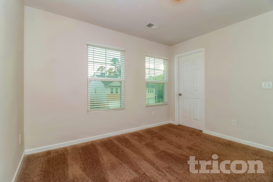 Building Photo - 2977 McKenzie Dr