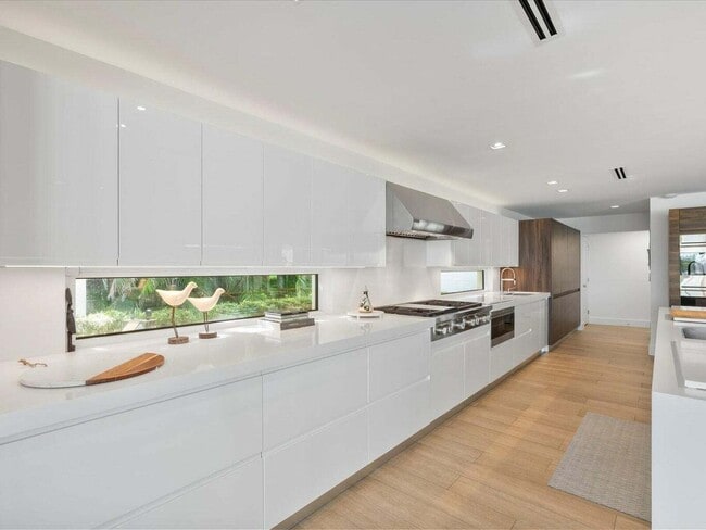 Building Photo - 714 S Lake Dr