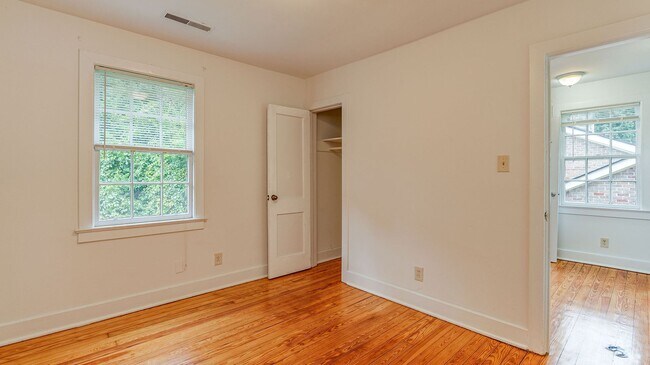 Building Photo - 3 Bedroom 1 Bath Townhouse in Wagener Terrace - Charleston Peninsula