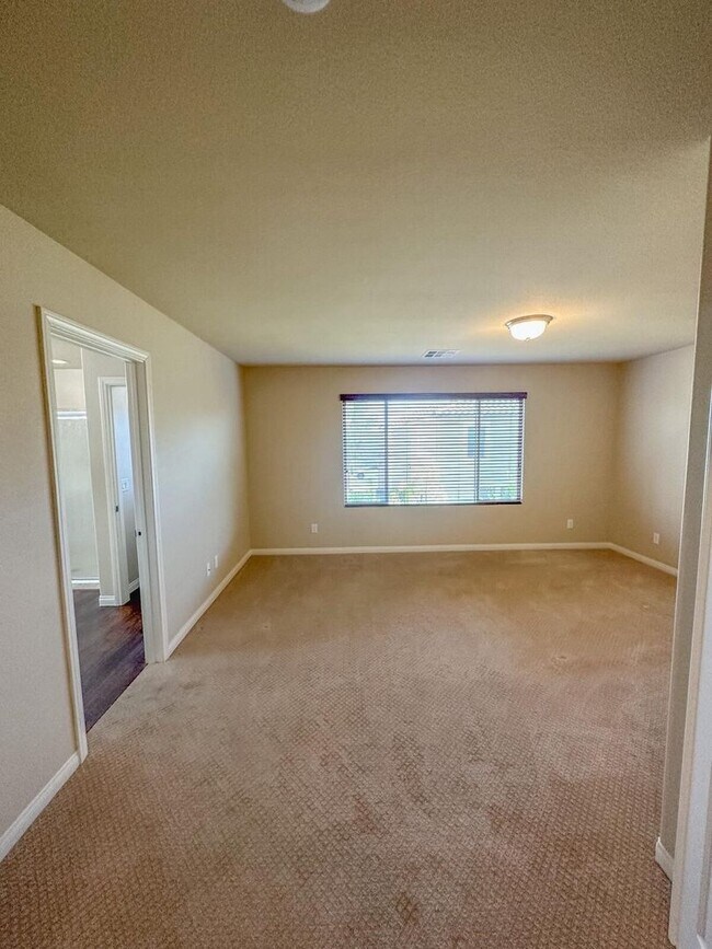 Building Photo - LUXURIOUS SPACIOUS HOME WITH MODERN UPGRAD...