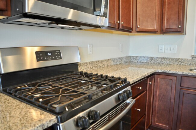 Building Photo - Beaver Creek Commons 3 Bed | 3.5 Bath Town...