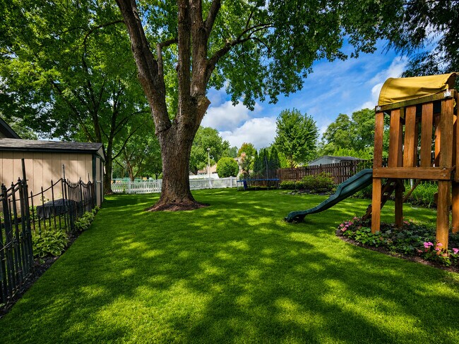 Building Photo - 4 N Birchwood Dr