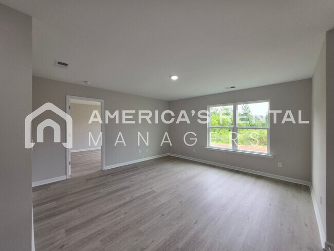 Building Photo - Modern Living in Brookwood Station!