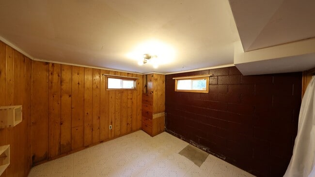 Building Photo - 5 Bed 2 Bath - Ideal for Group - Landscaping Included - Pet per Approval - NAS Whidbey