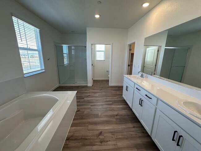 Building Photo - Stunning, Sun-Drenched 4BR + Loft Home in Lakeview – Loaded with Premium Upgrades!