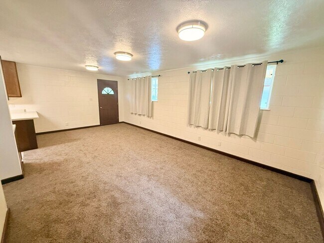 Building Photo - 3 Bedroom / 1 Bathroom Home Available in Wailuku!