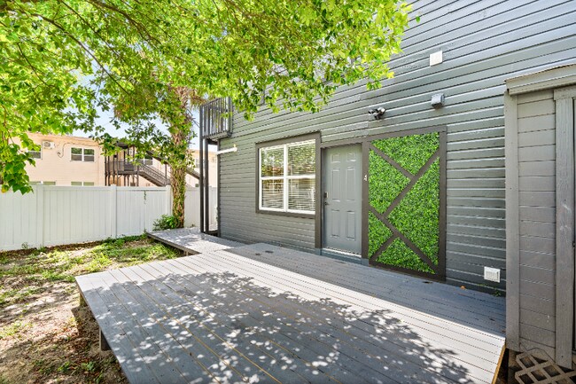 Building Photo - 209 W Gladys St