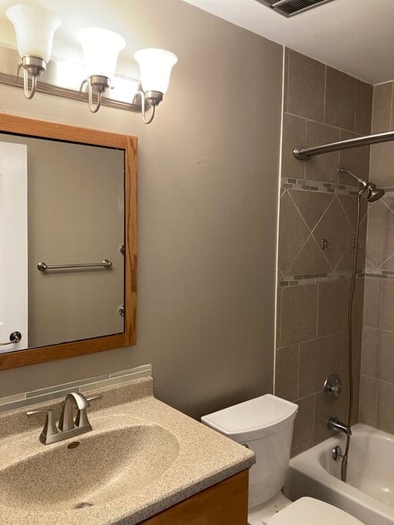 Building Photo - 401 Simonson St