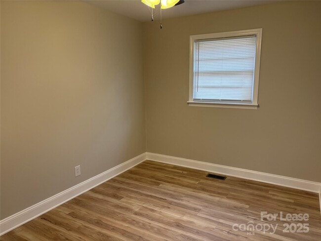 Building Photo - 1222 Long Shoals Rd