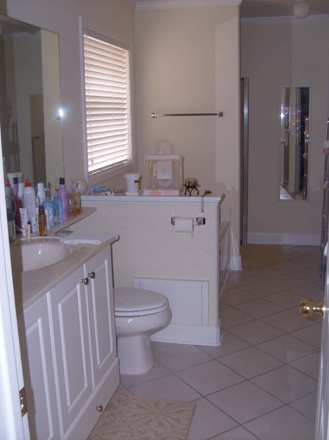 Building Photo - 3 bedroom 3 bath with Fenced in Yard in Ta...