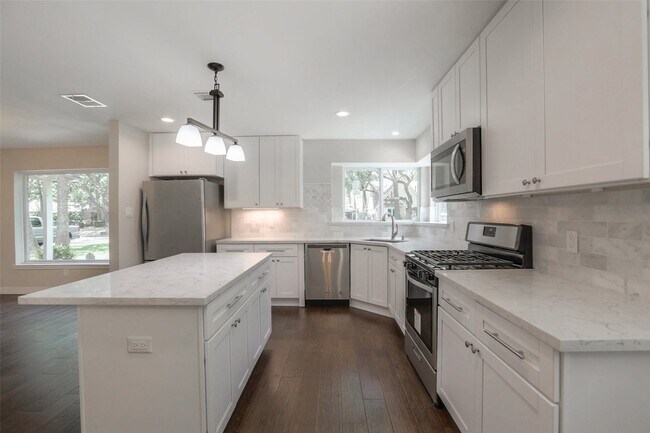 Building Photo - 730 Bison Dr