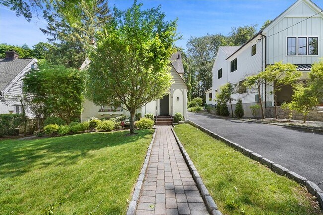 Building Photo - 14 Coralyn Rd