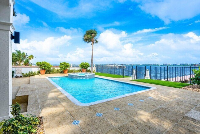 Building Photo - 1 1st Ave S