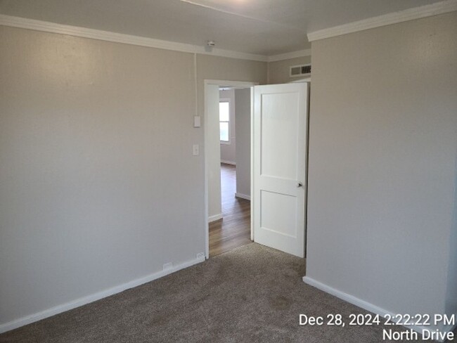 Building Photo - 3BD/1BA Duplex