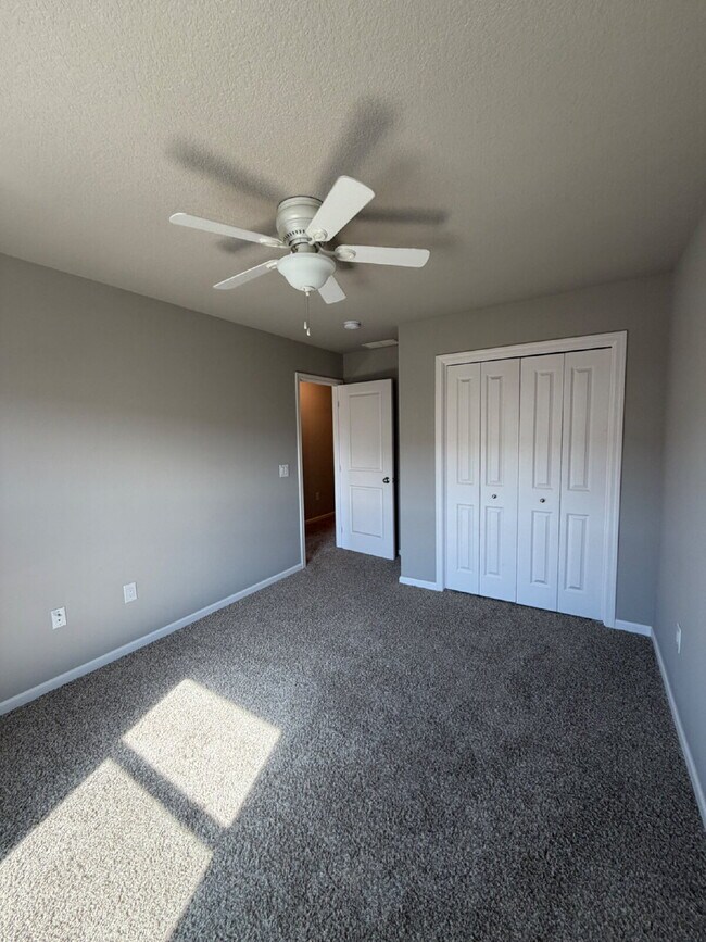 Building Photo - Charming 3-Bed 2.5-Bath Townhouse with Granite Finishes Near Jordan Creek Town Center