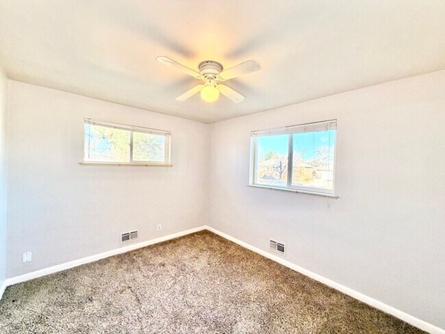 Building Photo - DEC RENT FREE FOR A LEASE STARTING BY NOV 15TH! - BRICK HOME WITH FINISHED BASEMENT