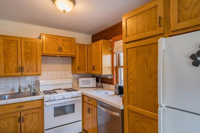 Building Photo - 2822 W Walnut St #16