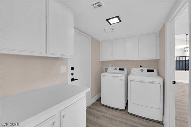 Building Photo - 6320 Peppermill Dr