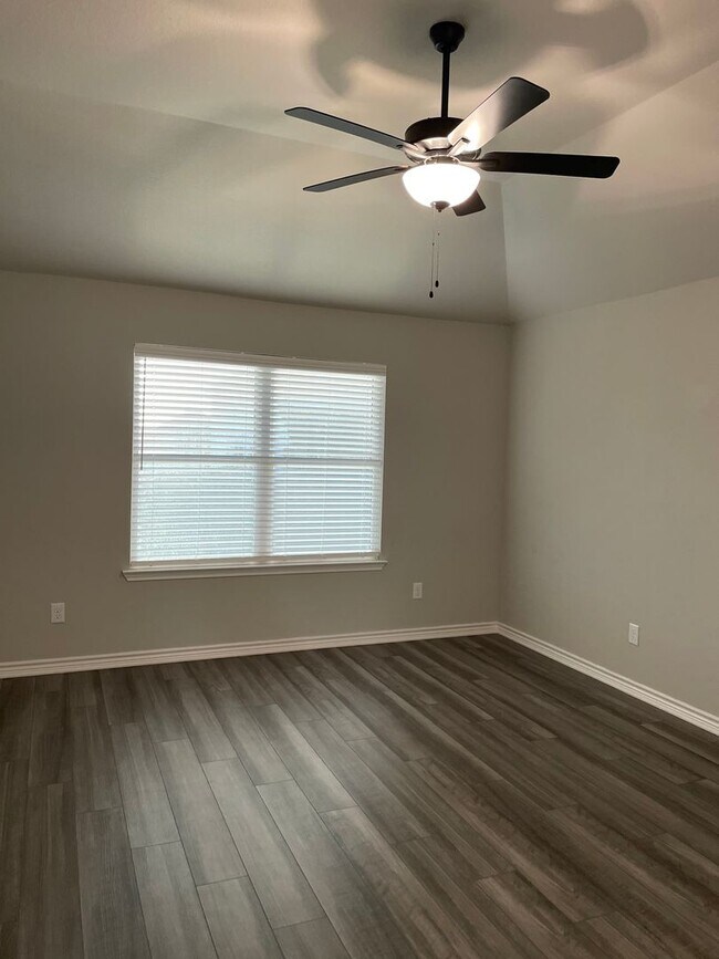 Building Photo - Available Now! 3 bed, 2 bath, Park Meadows...