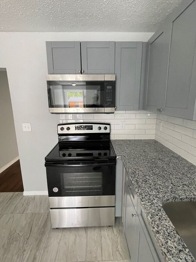 Building Photo - Fabulous 4 Bedroom 2 Bath!