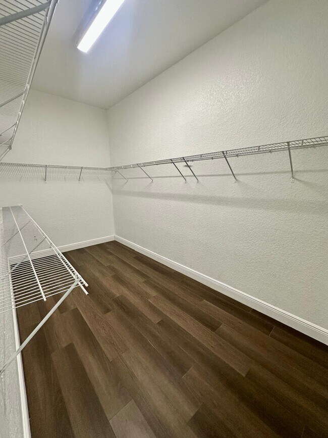 Building Photo - 2261 Ridgewood Cir