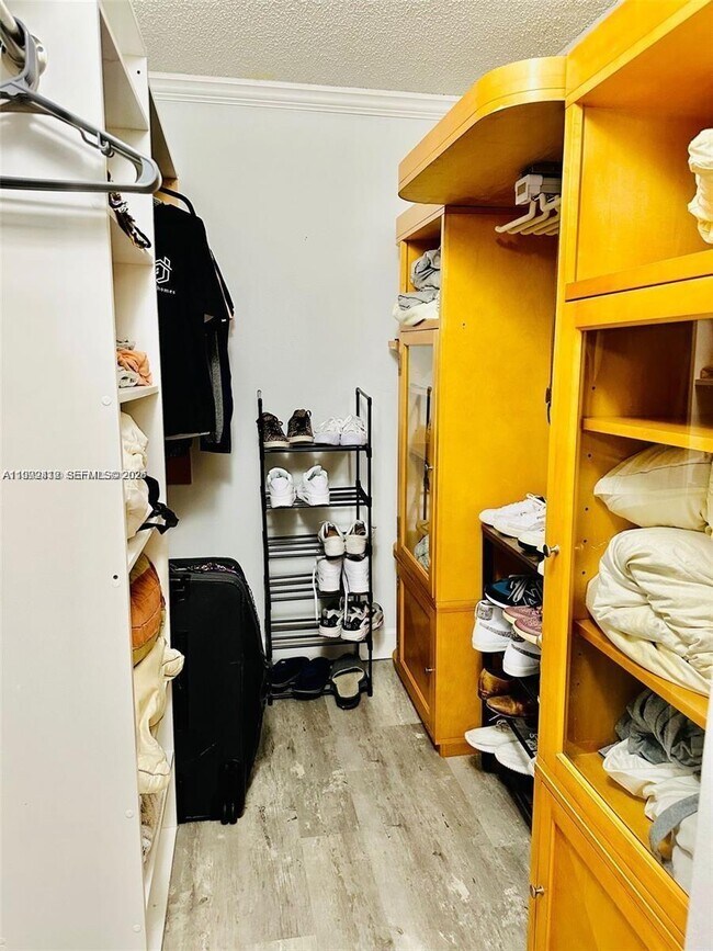 Building Photo - 5201 SW 31st Ave