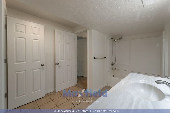 Building Photo - BRAND NEW CARPET - 6BD 4BTH 2GAR - Home in...