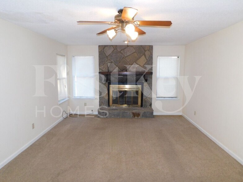 Building Photo - 3931 Springleaf Dr