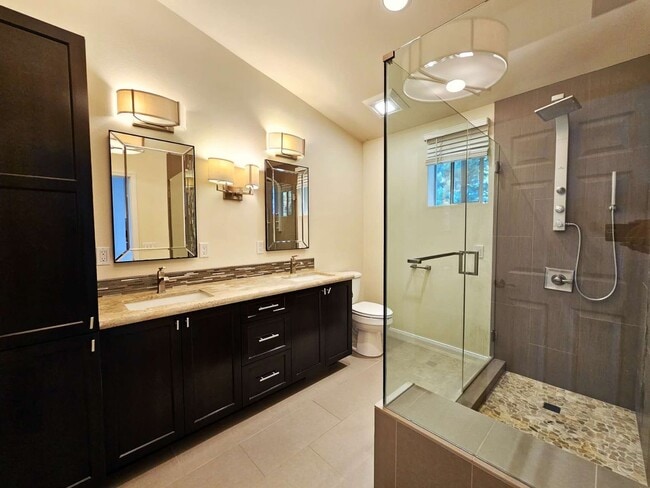 Building Photo - Beautiful 3 Bed 2.5 Bath Townhome in Beaut...