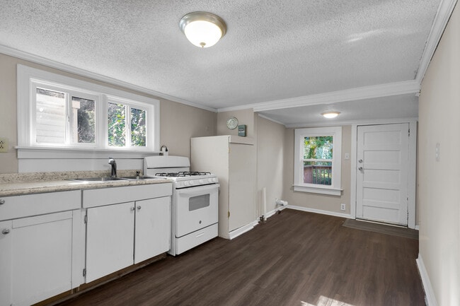 Building Photo - 607 1st Ave