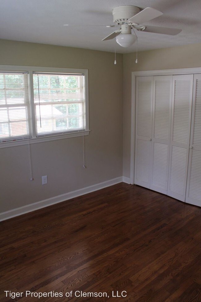 Building Photo - 2 br, 1 bath Room For Rent - 210 Cochran Rd