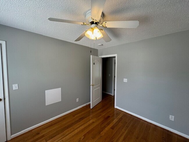Building Photo - Pre-lease now for August!