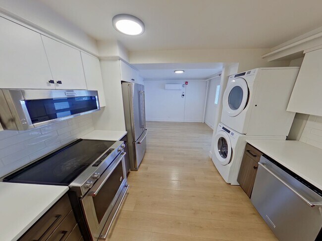 Building Photo - 685-695 East 16th Alley