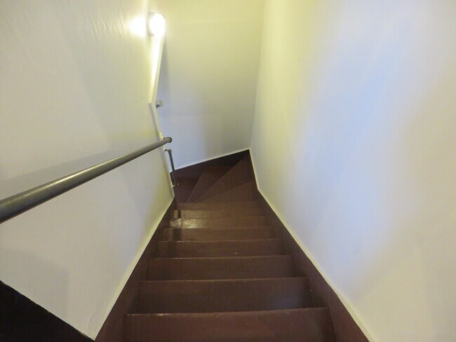 Building Photo - Large Three Bedroom, 1.5 Bathroom Home hal...
