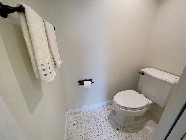 Building Photo - 3-bed, 2-bath GIANT townhouse + GARAGE, BA...