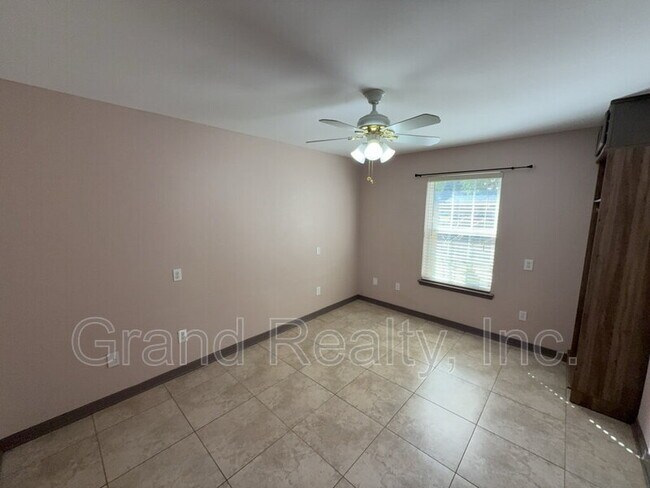 Building Photo - 5022 Patterson Ln