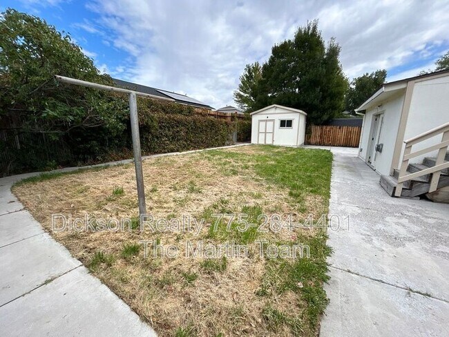 Building Photo - 306 E Quail St