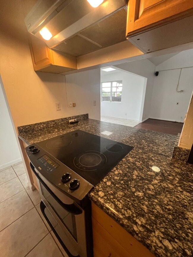 Building Photo - Loft, 2 Bedrooms, Split Townhouse, AC, 2 Parking