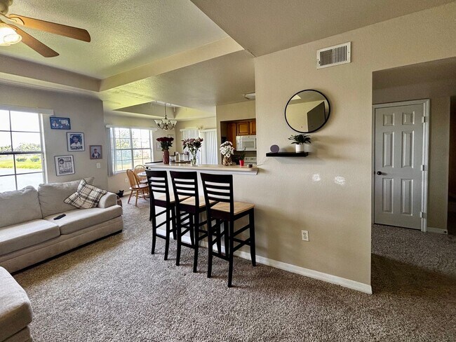 Building Photo - 3/2 unit with beautiful water view becoming available July 1st for an annual lease