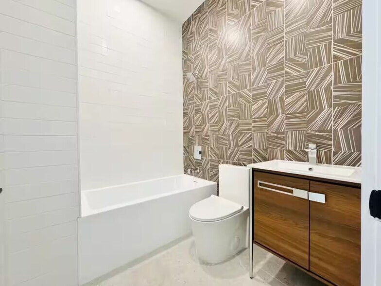 Building Photo - Furnished room/NOT APARTMENT