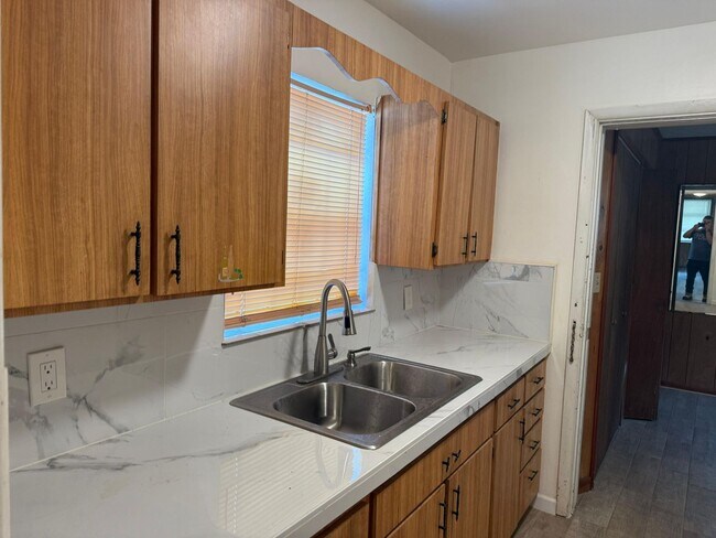 Building Photo - Fully Renovated 3/1 Available for Immediate Rent!