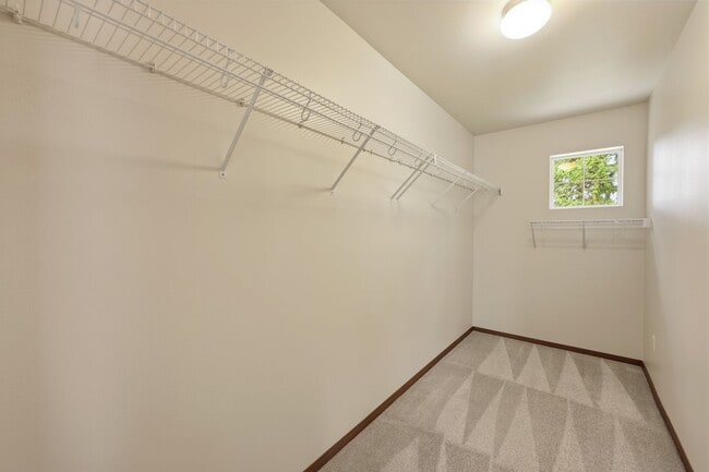 Building Photo - 3 bed 2.5 bath updated home in Tumwater School District - 2300 sq.ft. - fenced back yard.