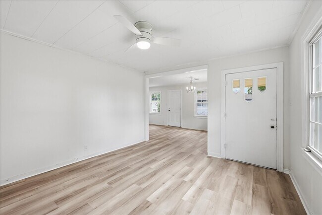 Building Photo - 519 S 13th St