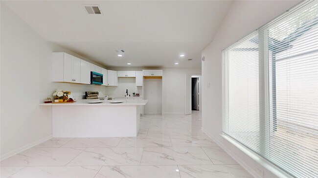 Building Photo - 7415 Alcomita Dr