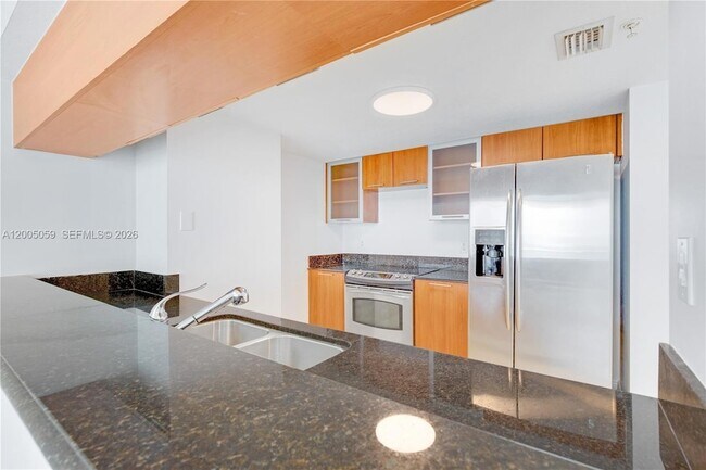 Building Photo - 1800 N Bayshore Dr