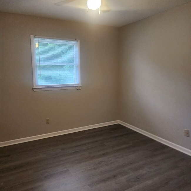 Building Photo - Remodeled townhouse in between Kernersvill...