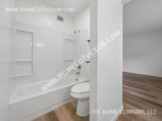 Building Photo - 5123 Paseo Las Palmas