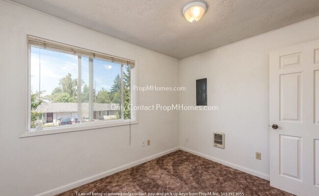 Building Photo - Updated Two Bedroom Unit in Salem!