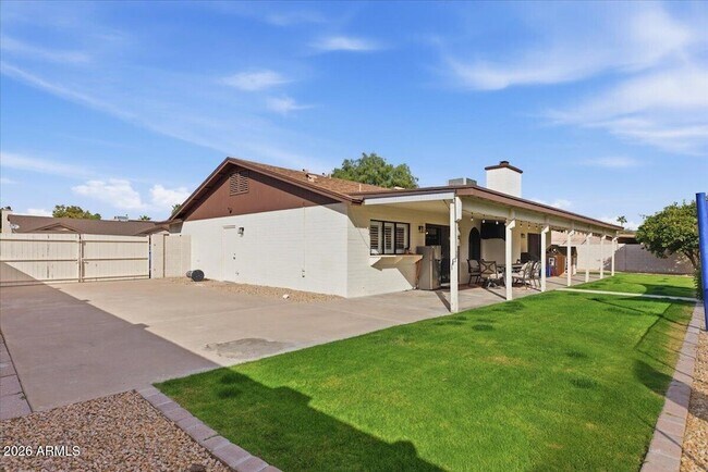 Building Photo - 6101 E Greenway Ln